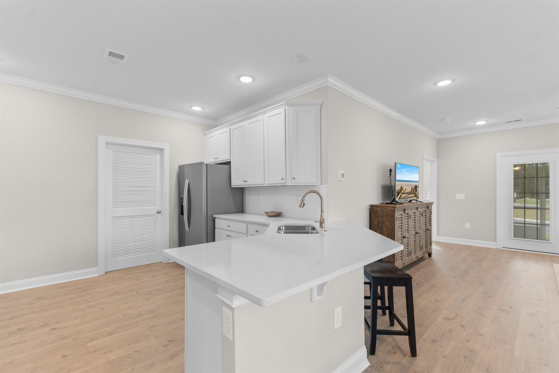 1144 Freeboard St. Photo 4