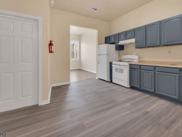 31 Martin Luther King Jr Dr, Unit 2, Jersey, NJ 07305