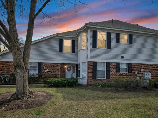 1903 Quaker Hollow Lane, Streamwood, IL 60107