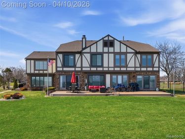 102 Lac Sainte Claire Drive, St. Clair Shores, MI 48082