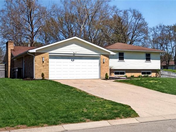 689 Chipplegate Drive, Centerville, OH 45459