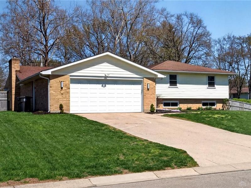 689 Chipplegate Drive, Centerville, OH 45459 Photo 1