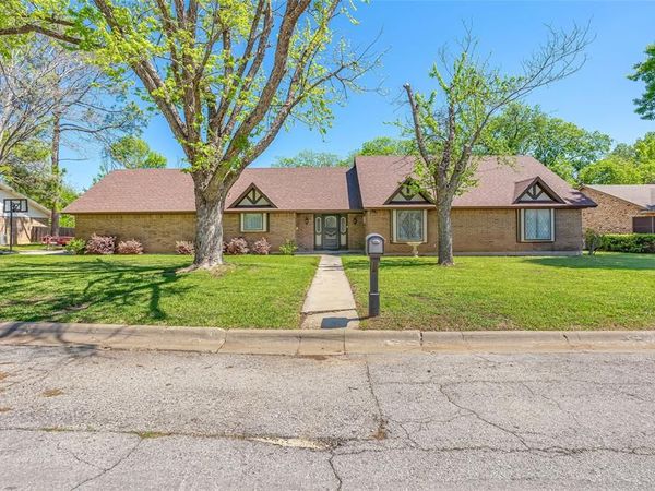 2015 Edgewood Drive, Bridgeport, TX 76426