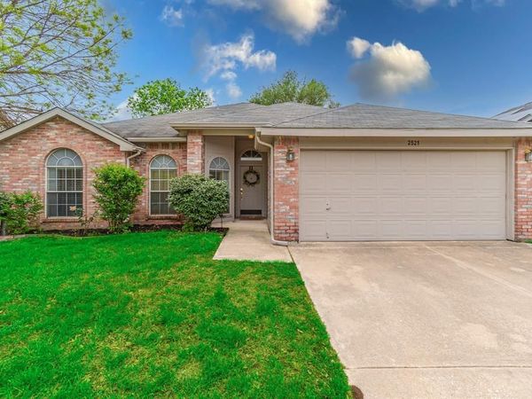 2521 Fairmont Drive, Grand Prairie, TX 75052