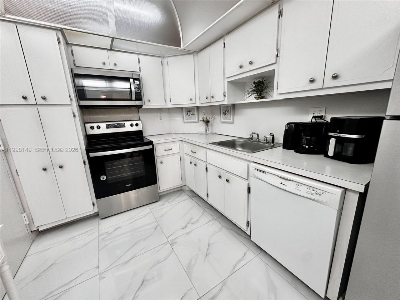 500 Bayview Dr, Unit 717, Sunny Isles Beach, FL 33160 Photo