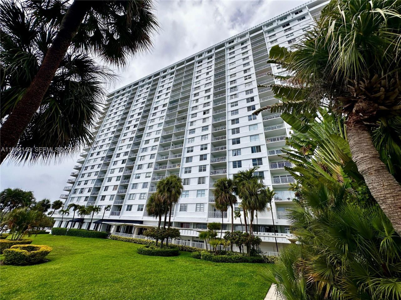 500 Bayview Dr, Unit 717, Sunny Isles Beach, FL 33160 Photo