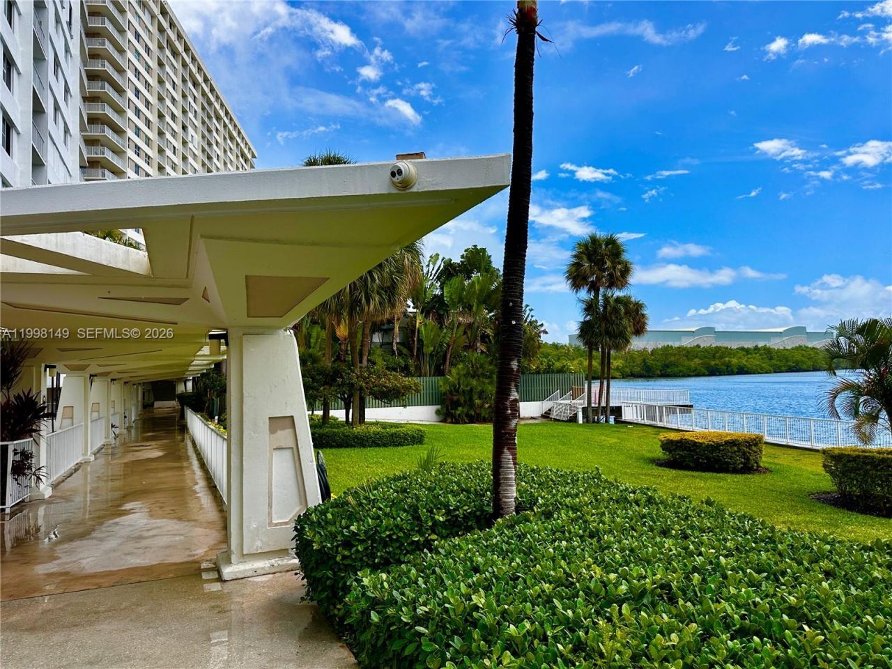 500 Bayview Dr, Unit 717, Sunny Isles Beach, FL 33160 Photo