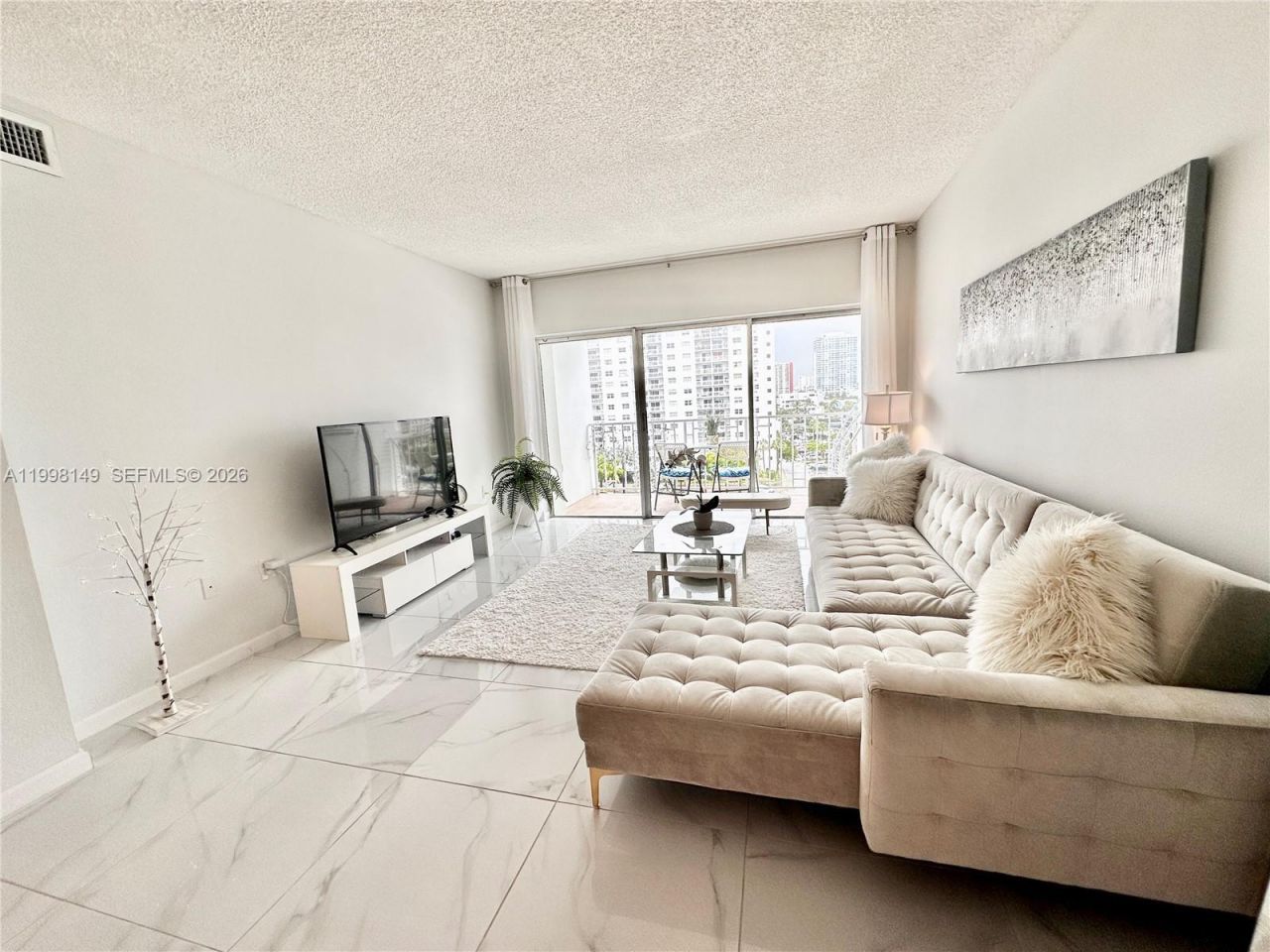 500 Bayview Dr, Unit 717, Sunny Isles Beach, FL 33160 Photo