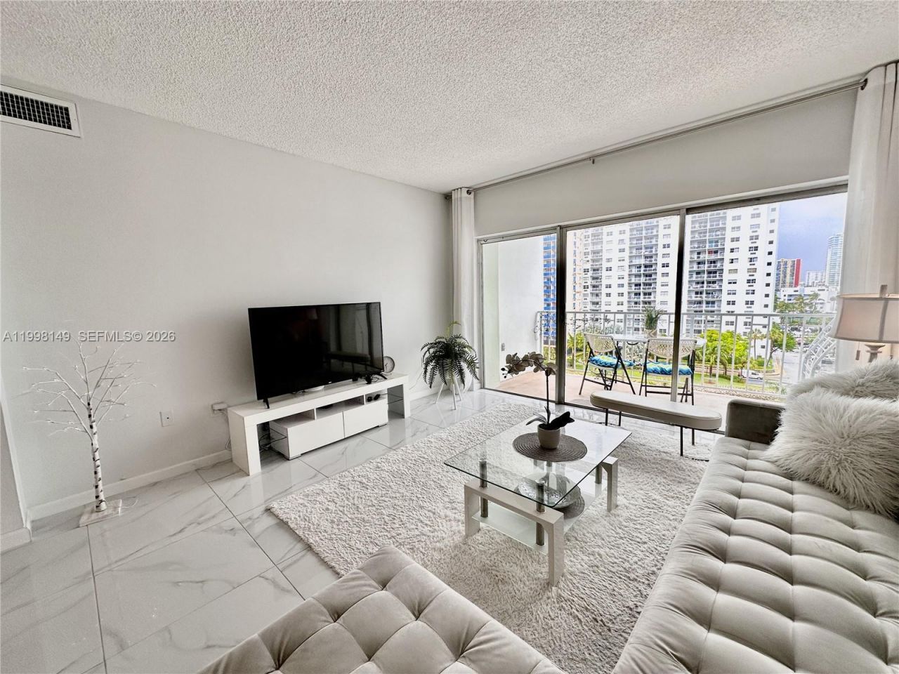 500 Bayview Dr, Unit 717, Sunny Isles Beach, FL 33160 Photo