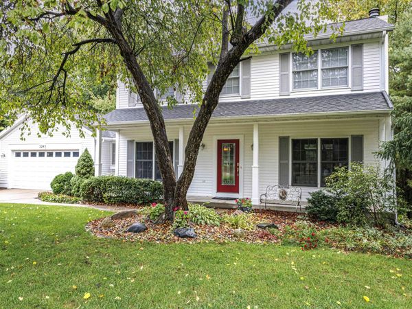 2243 Waterford Way NE, Grand Rapids, MI 49525