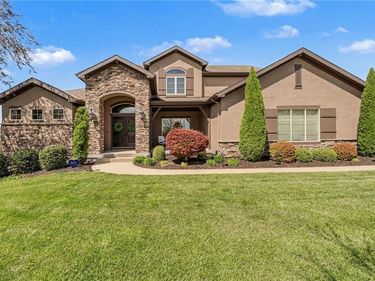 8070 NW Masters Lane, Parkville, MO 64152