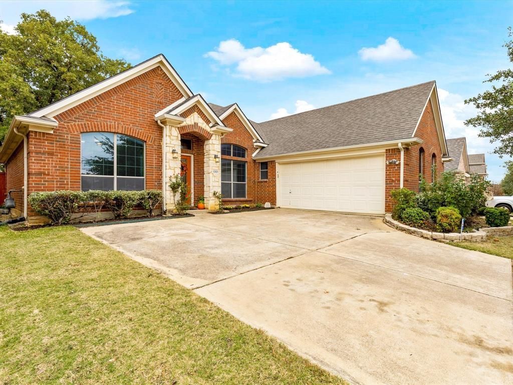 1301 Litchfield Lane, Burleson, TX 76028 Main Photo