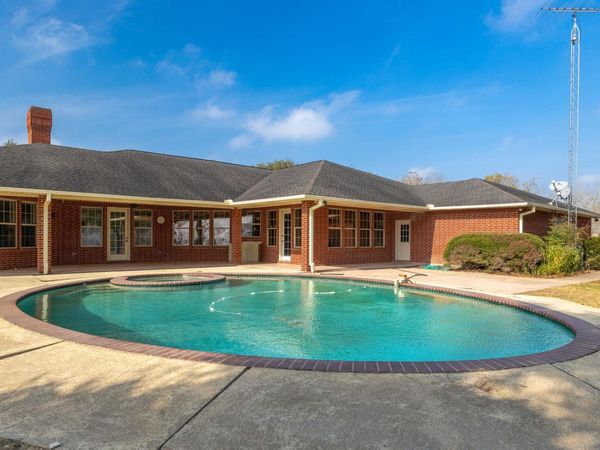 803 S Converse ST, Flatonia, TX 78941