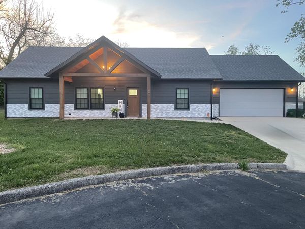 803 Robin Road Road, Mountain Grove, MO 65711