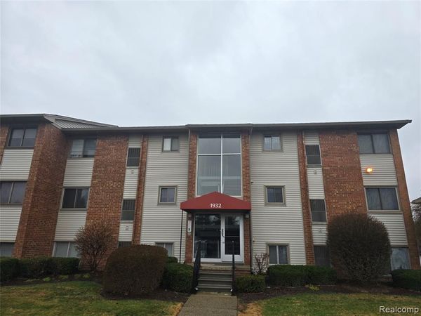 1932 Klingensmith Road, Bloomfield Hills, MI 48302