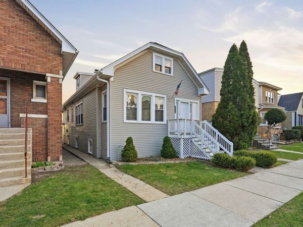 5135 W Melrose Street , Chicago, IL 60641