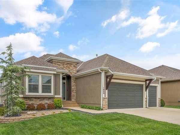 1696 NE Parkwood Drive, Lee's Summit, MO 64064
