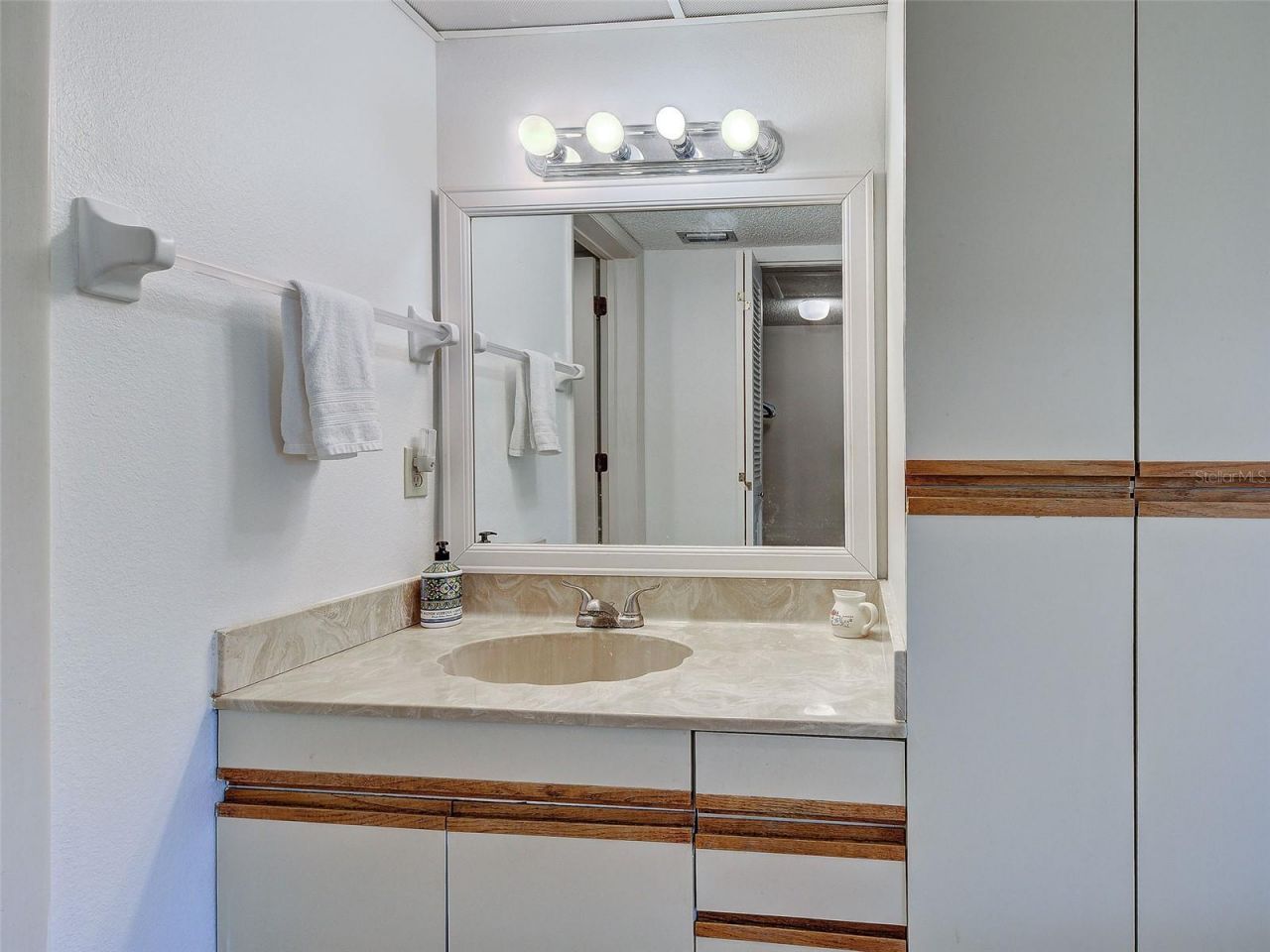 1405 Pine Lake Drive , Unit 5, Venice, FL 34285 Photo