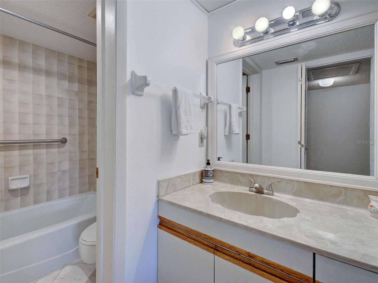 1405 Pine Lake Drive , Unit 5, Venice, FL 34285 Photo