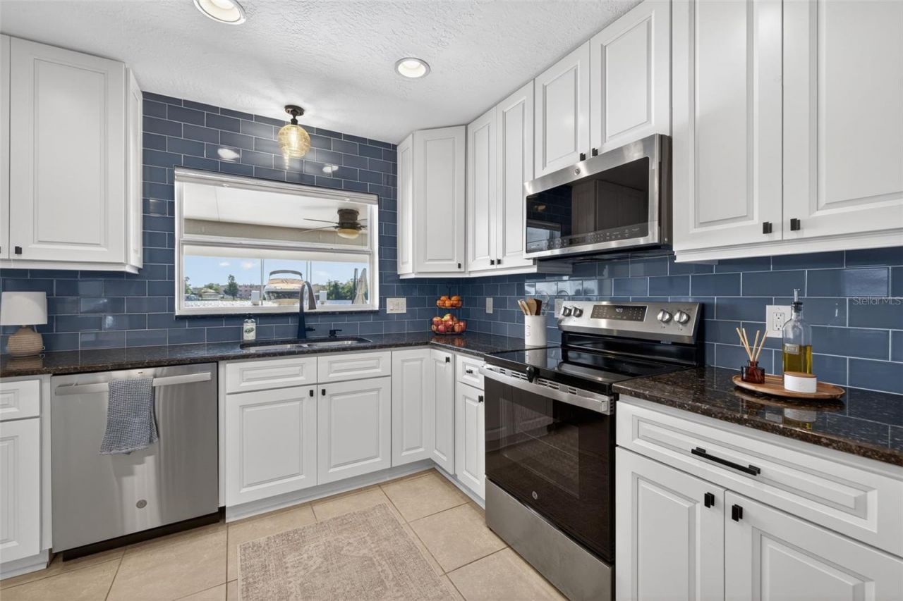 8848 Sunlit Cove Drive Ne, Saint Petersburg, FL 33702 Photo