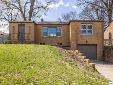 2142 S 38th Street, Omaha, NE 68105