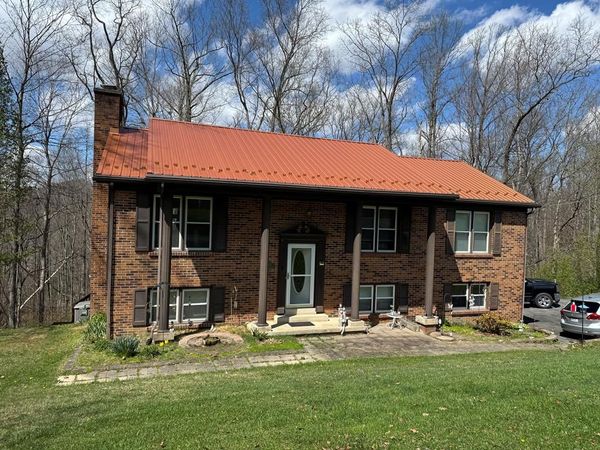 1506 Round Hill Rd, OAK HILL, WV 25901