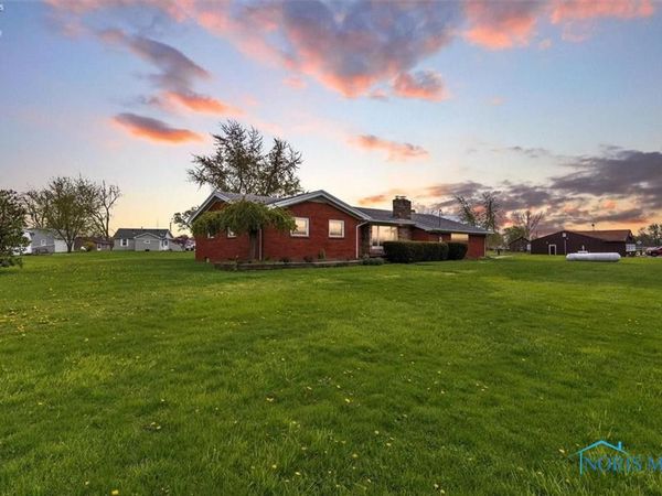 4889 N State Route 2 , Oak Harbor, OH 43449