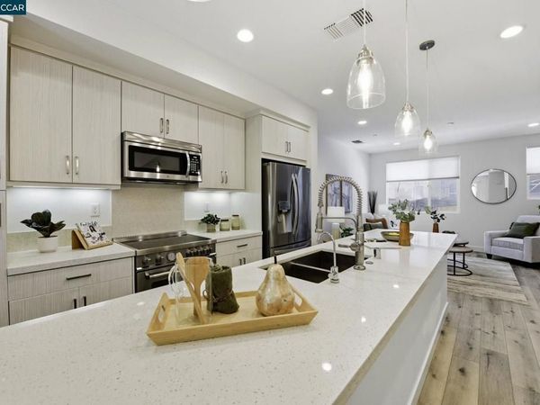 150 Uptown Cir, Oakland, CA 94607