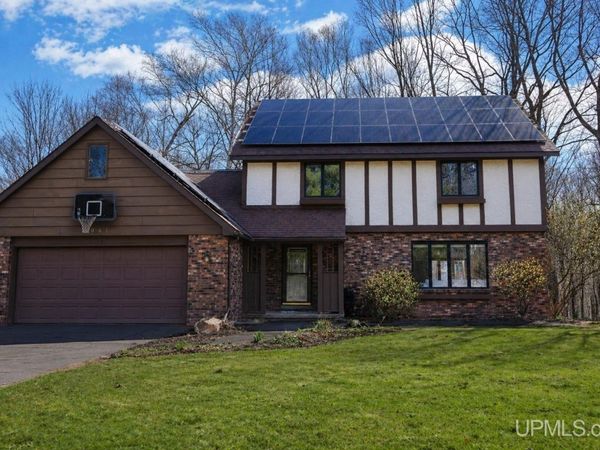 1041 Allouez Road, Marquette, MI 49855