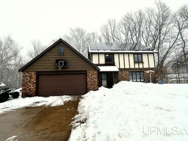 1041 Allouez Road, Marquette, MI 49855