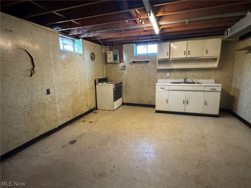 581 E 332nd Street, Eastlake, OH 44095 Photo 13