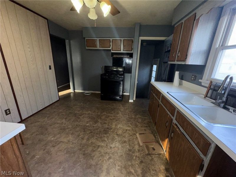 581 E 332nd Street, Eastlake, OH 44095 Photo 5