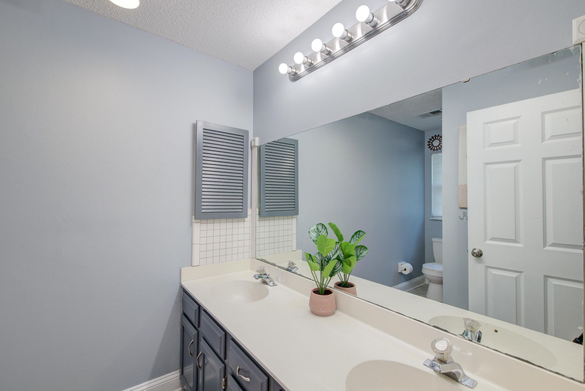 115 Challis Court Photo 31