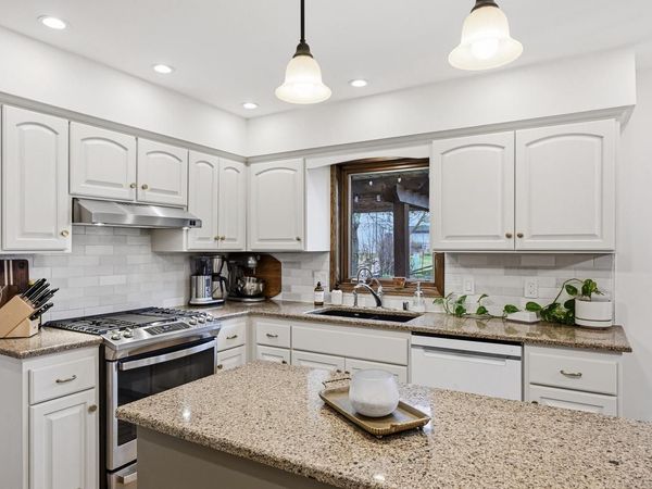 4390 S Longview DRIVE, New Berlin, WI 53151