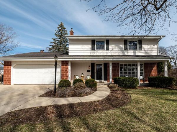 W55N778 Cedar Ridge DRIVE, Cedarburg, WI 53012