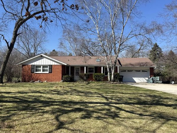 W300S2975 Snowdon DRIVE, Waukesha, WI 53188