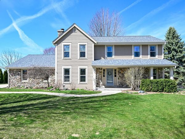 1624 Legend CIRCLE, Waukesha, WI 53189