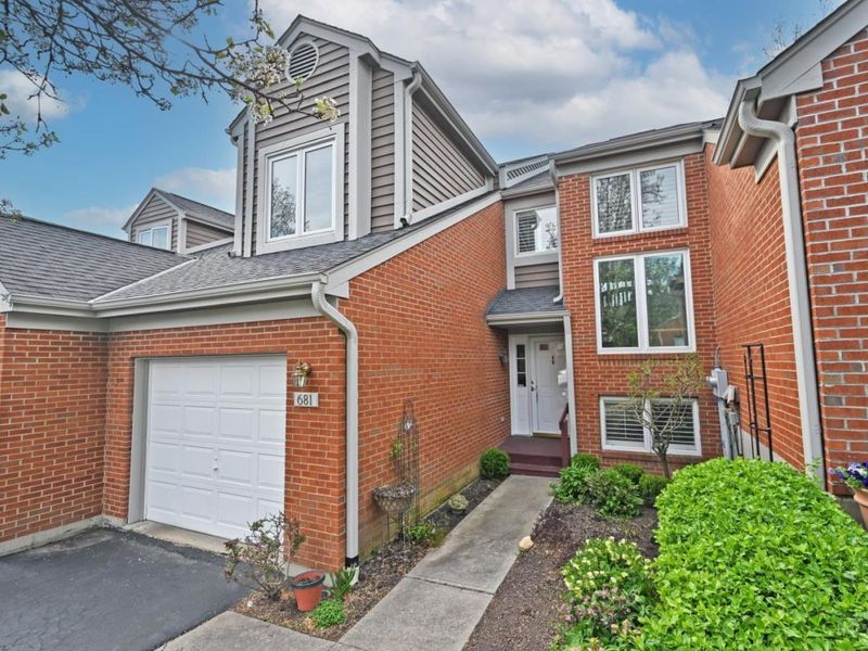 681 Totten Way, Cincinnati, OH 45226 Photo 3