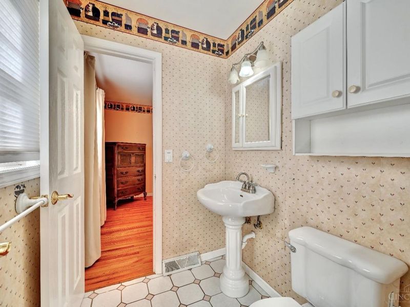 1063 Newcastle Drive, Springfield Twp., OH 45231 Photo 9