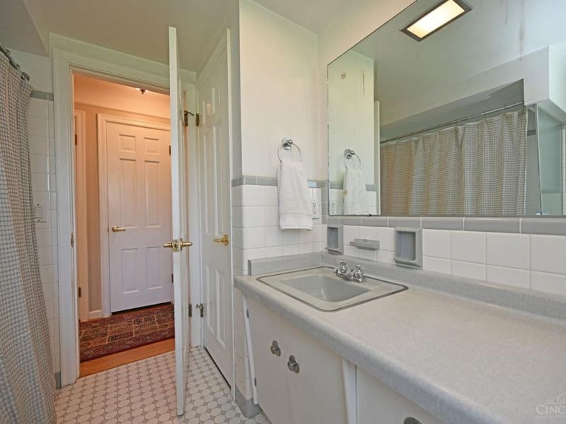 8851 Roundhill Road, Sycamore Township, OH 45236 Photo 14