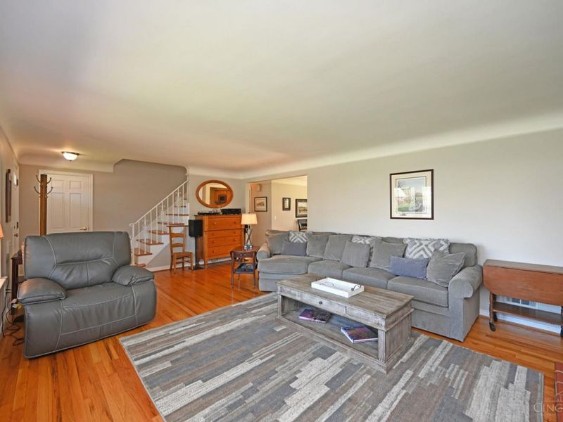 8851 Roundhill Road, Sycamore Township, OH 45236 Photo 4