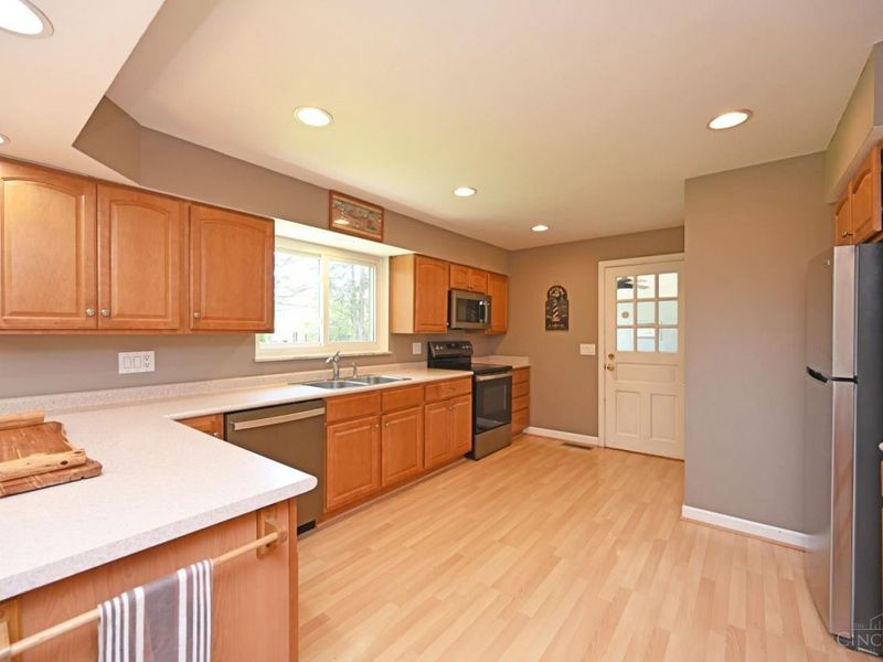 8851 Roundhill Road, Sycamore Township, OH 45236 Photo 7