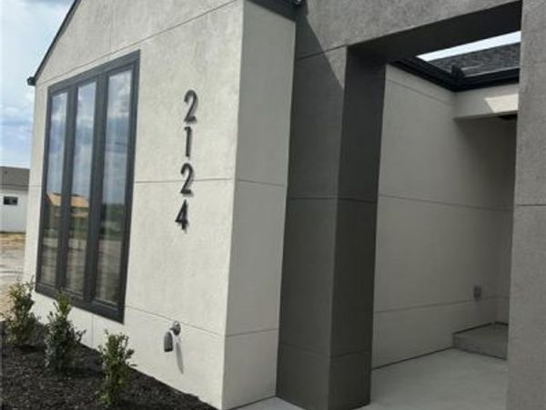 2124 SW Wheatfield Drive, Lee's Summit, MO 64082