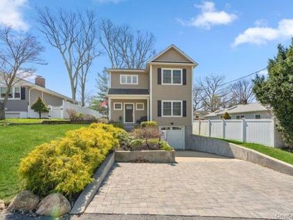 4 Knollwood Avenue Bayville, NY 11709