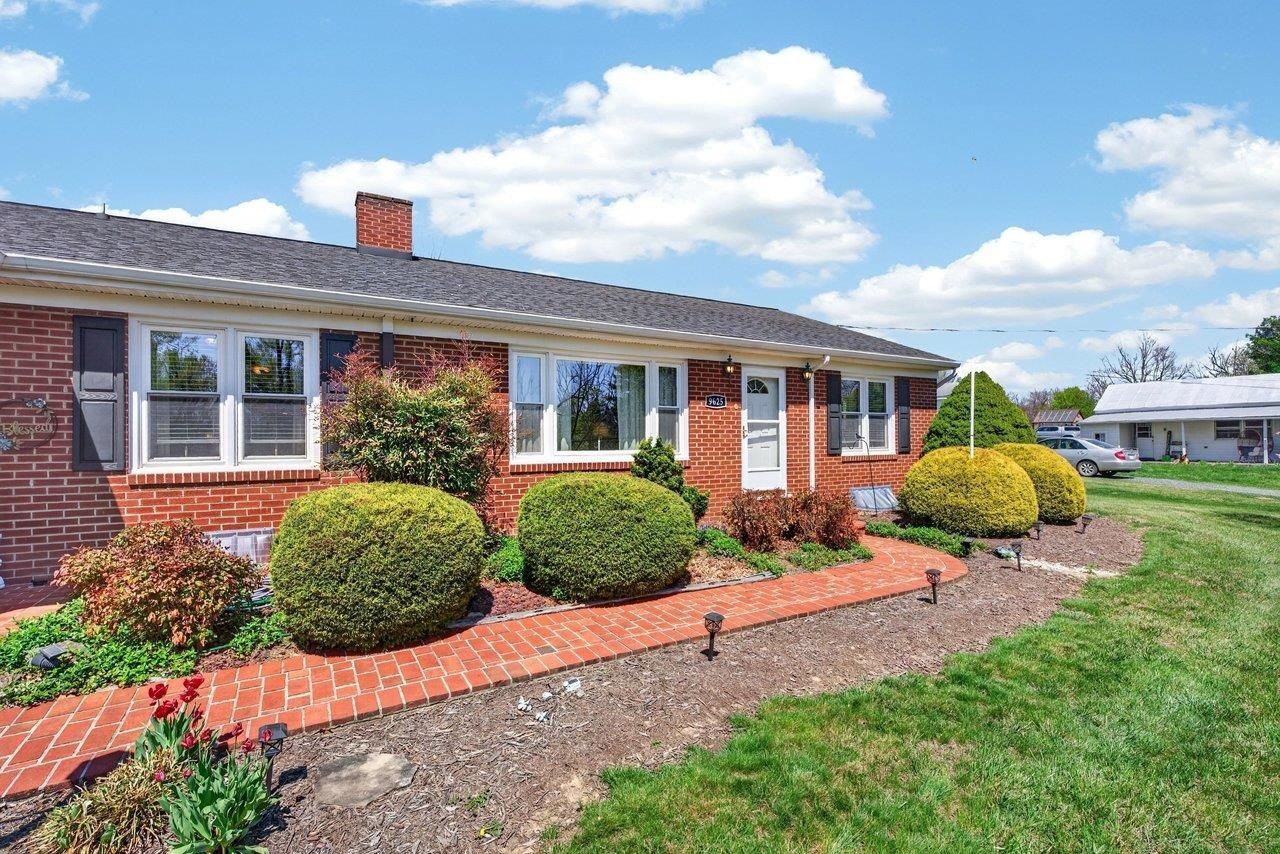 9625 TOWN HALL RD primary photo