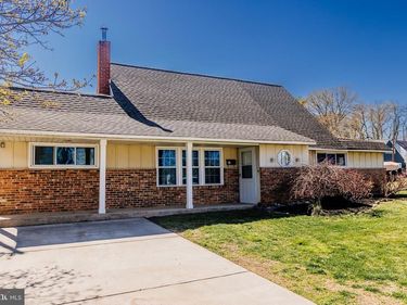 21 VELVET LANE, LEVITTOWN, PA 19054