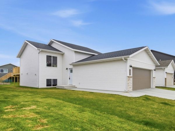 6638 68th Street S, Horace, ND 58047
