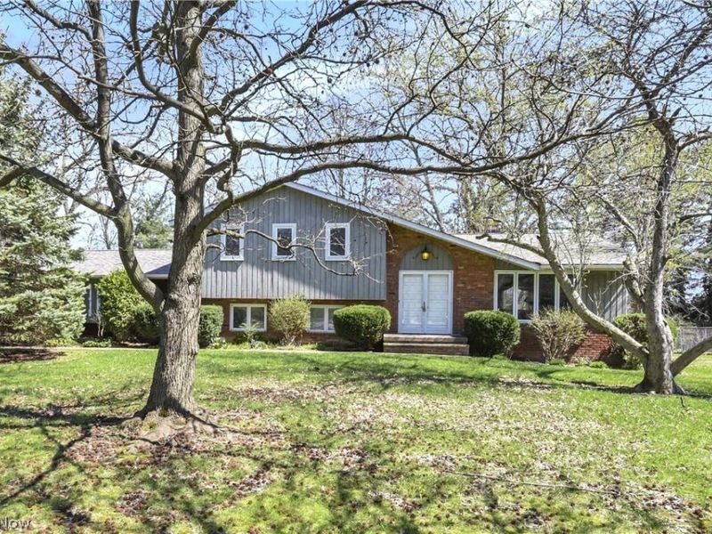 6555 Hunt Circle, Mayfield Village, OH 44143 Photo 2