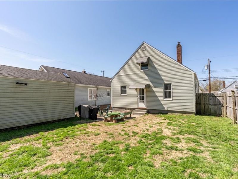 559 Essex Street, Akron, OH 44306 Photo 3