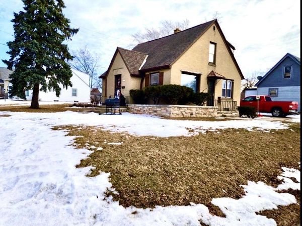 4235 W Fairmount AVENUE, Milwaukee, WI 53209